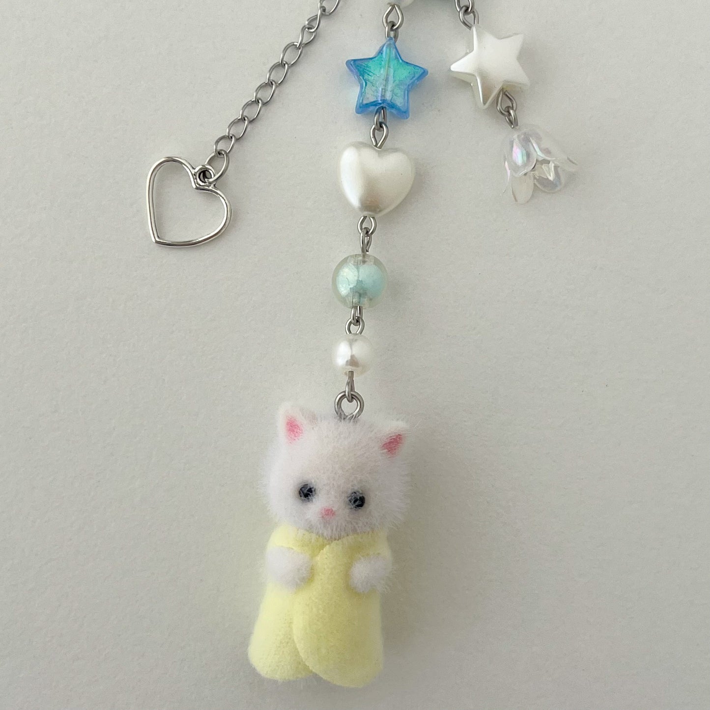 [PRE-ORDER] white fluffy kitty beaded keychain (yellow blanket)
