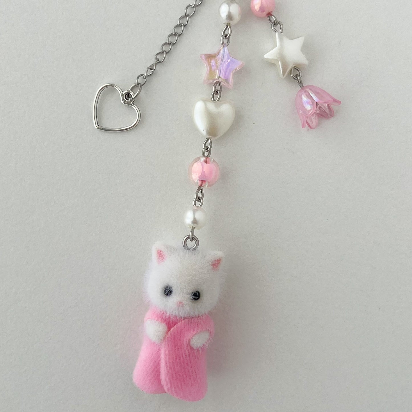 [PRE-ORDER] white fluffy kitty beaded keychain (pink blanket)