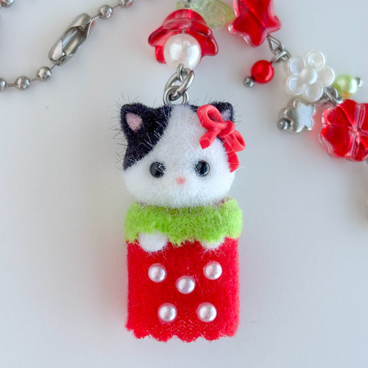 llavero abalorios gatito tuxedo fresa