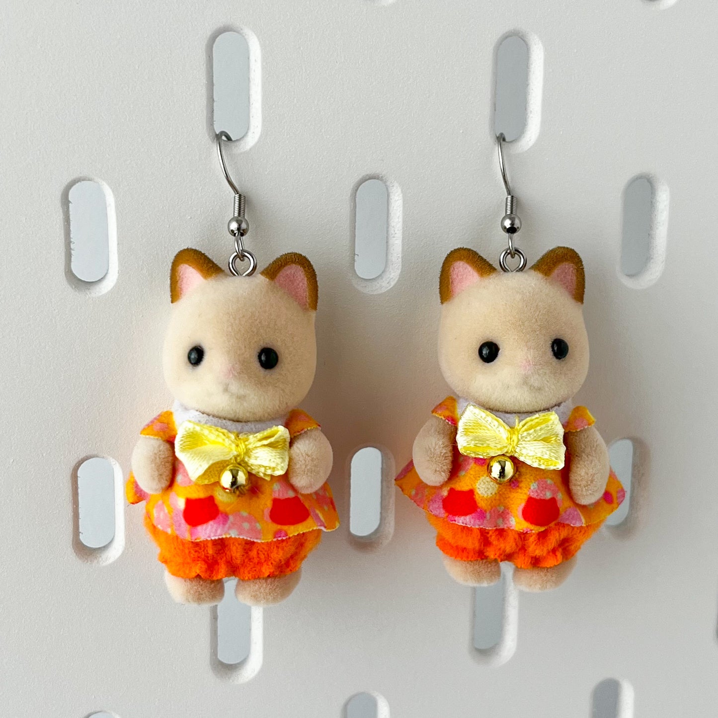 siamese cat baby earrings • michis