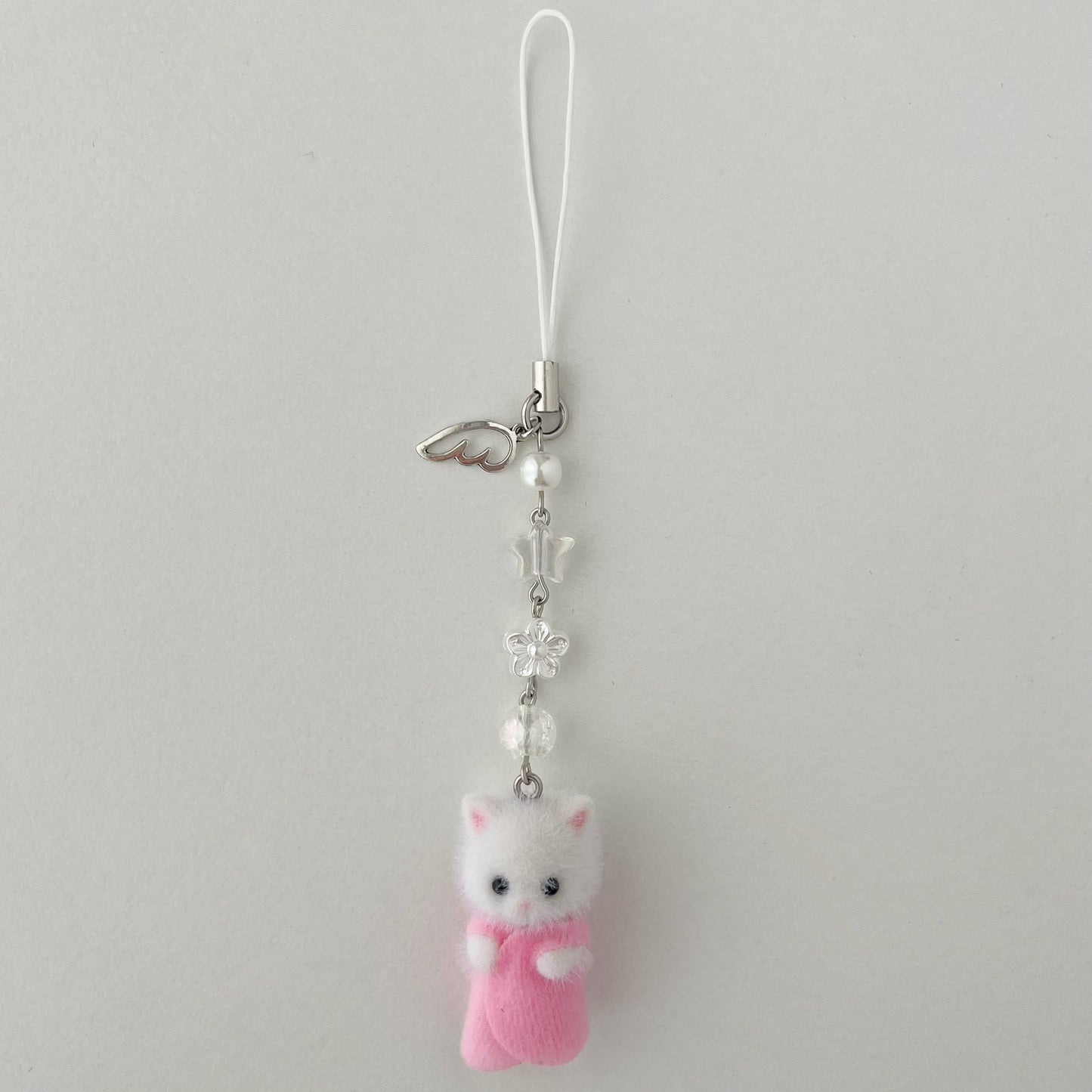 [PRE-ORDER] white fluffy kitty beaded phone charm (pink)