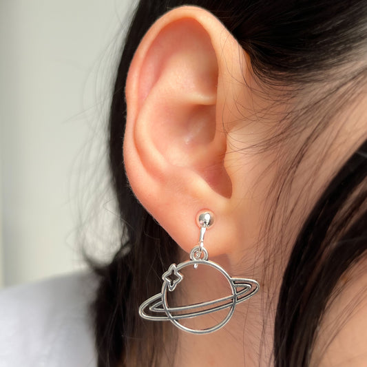 silver saturn earrings 🪐